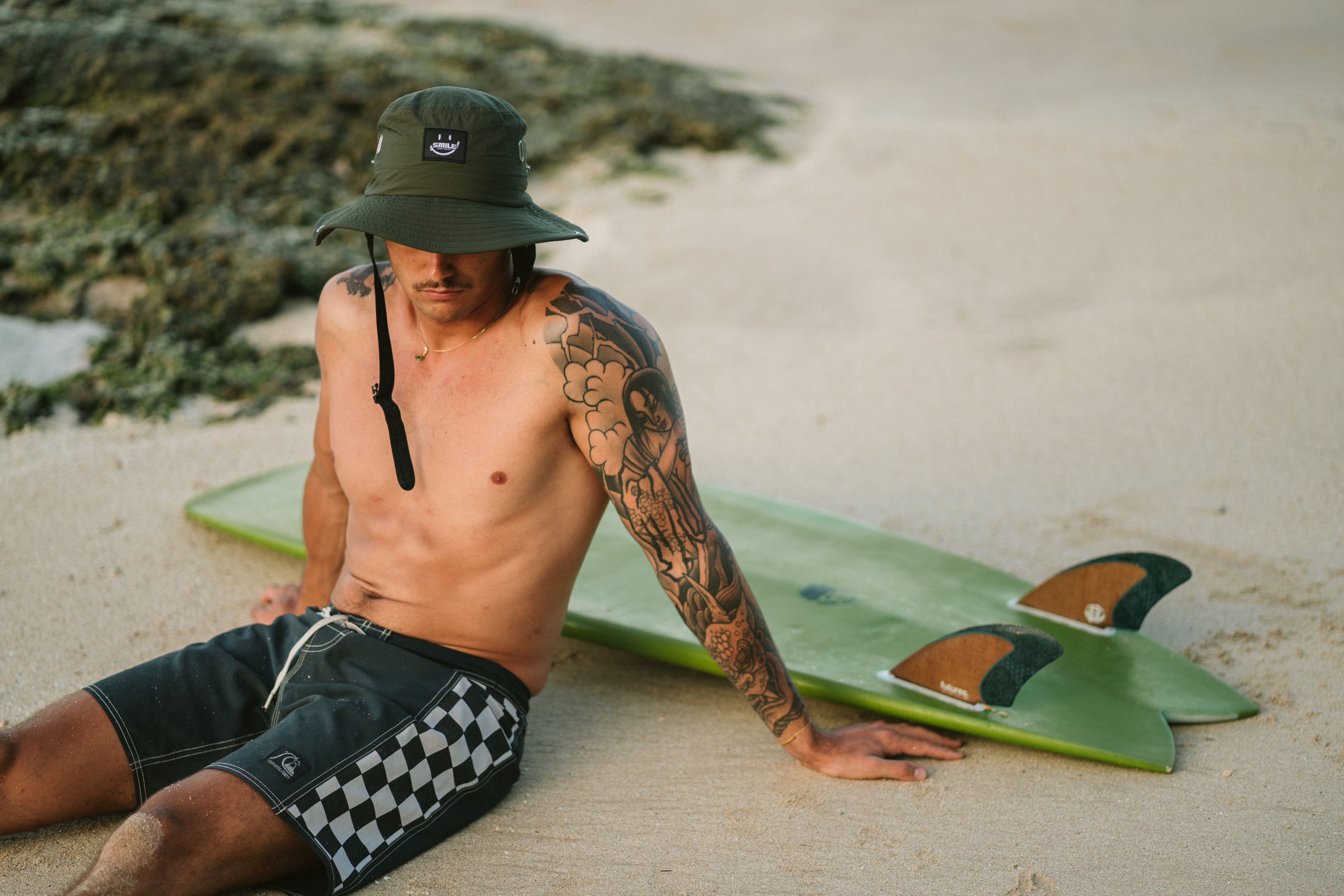 サーフヘルメット - 保護機能とUV・UPF50シールド付きのサーフハット